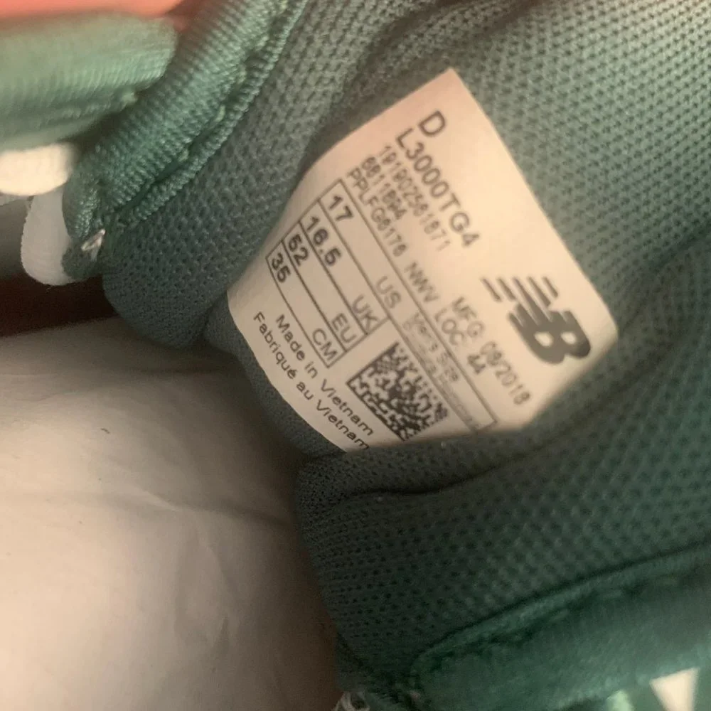 NWT‎ NEW BALANCE 3000 V4 GREEN & WHITE METAL BASEBALL CLEATS/SHOES 17 D (WIDE)
